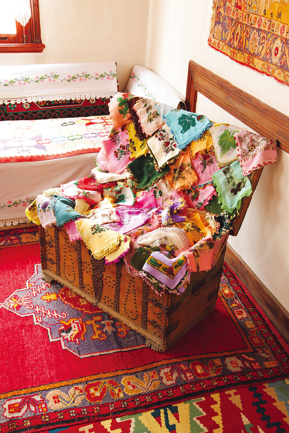 「トルコの伝統工芸縁飾り（オヤ）の見本帳」STUDIO　SEEK（スタジオ　シーク）大滝吉春　撮影